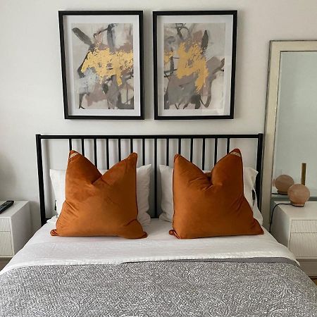 Clearbrooke Gem- Bright Private Bedroom Close To Yyz Торонто Екстериор снимка