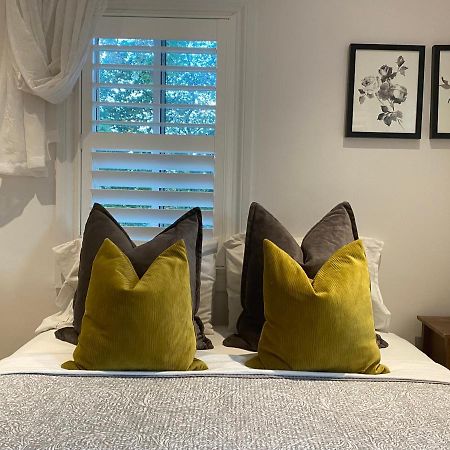 Clearbrooke Gem- Bright Private Bedroom Close To Yyz Торонто Екстериор снимка
