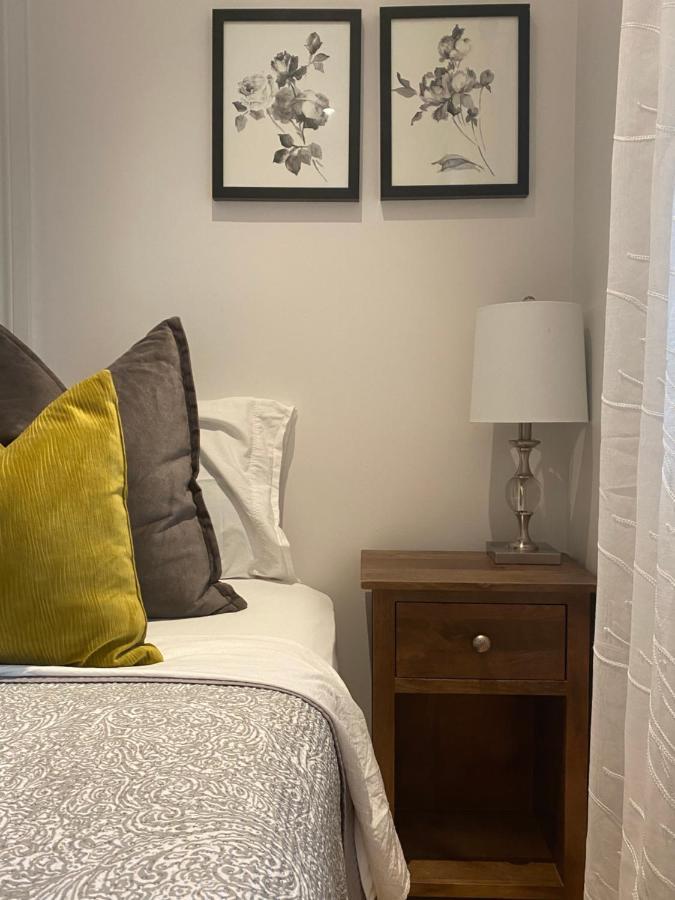 Clearbrooke Gem- Bright Private Bedroom Close To Yyz Торонто Екстериор снимка