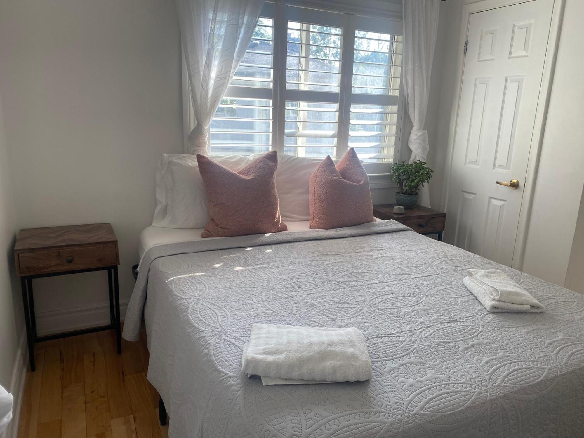 Clearbrooke Gem- Bright Private Bedroom Close To Yyz Торонто Екстериор снимка